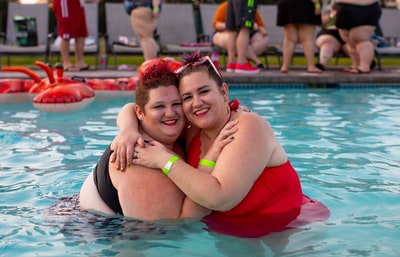 两个女人穿着红黑相间的泳衣